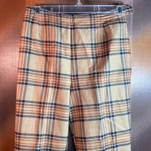 1960’s cute plaid slacks with side zipper. 26” waist. 27” inseam. 125